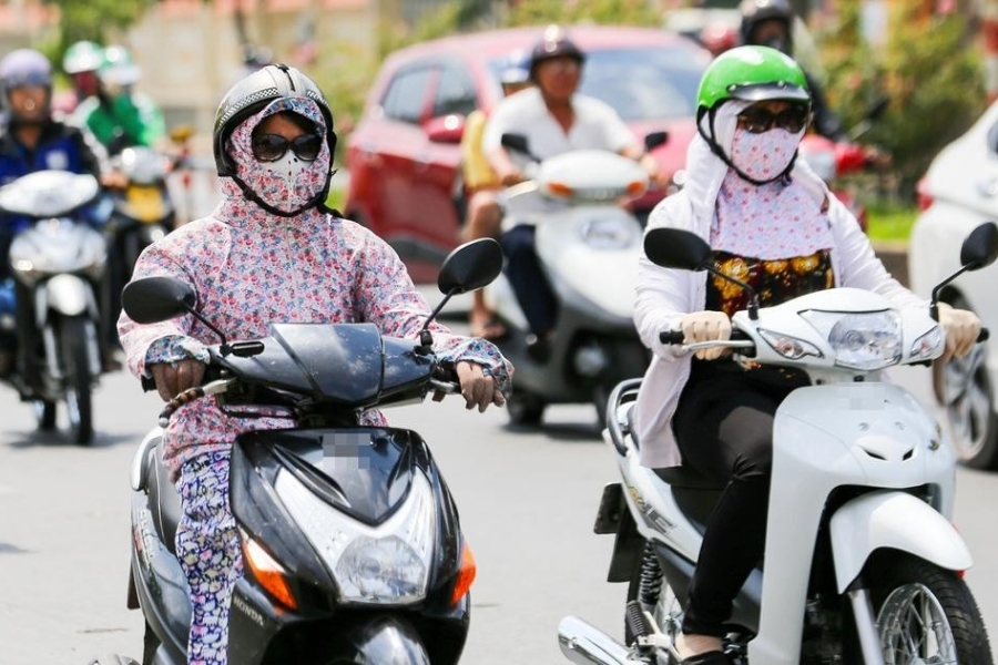 des gants, des vestes et masques en été au vietnam