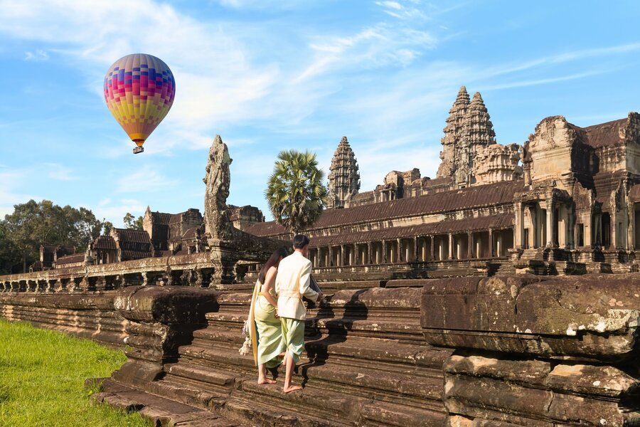 Vue aérienne magique d’Angkor Wat en montgolfière au lever du soleil
