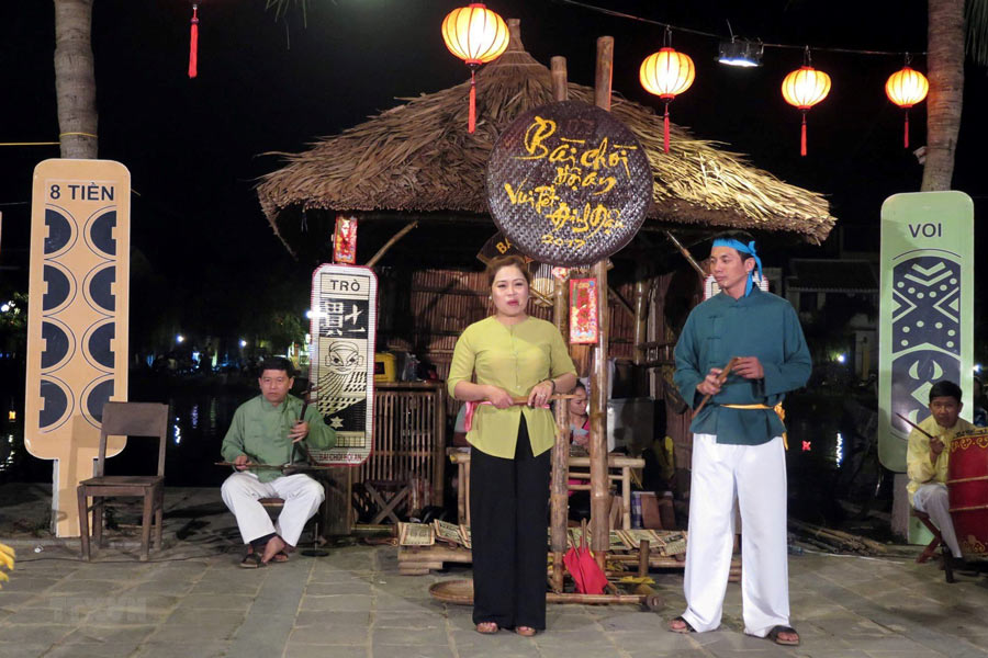 La participation de Bai Choi dans la vieille ville de Hoi An attire de nombreux touristes