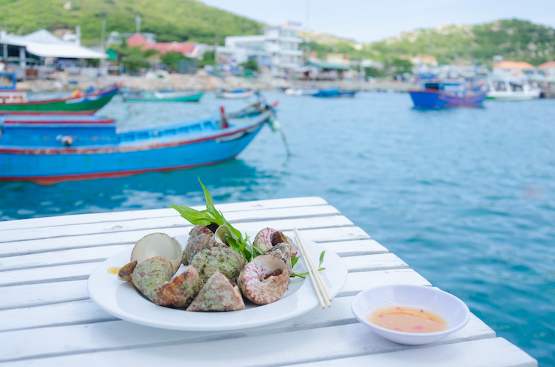 Manger des fruits de mer tout en regardant la baie de Vinh Hy est également une expérience très intéressante.