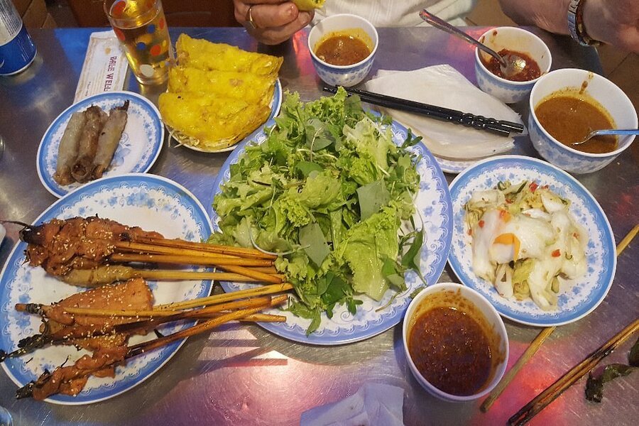 Délicieux rouleaux de printemps et brochettes servies au Ba Le Well de Hoi An
