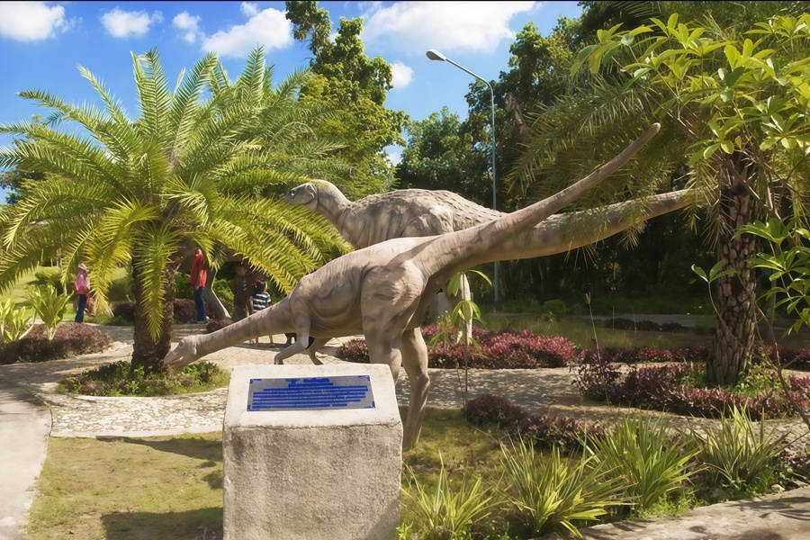 Explorer les statues de dinosaures