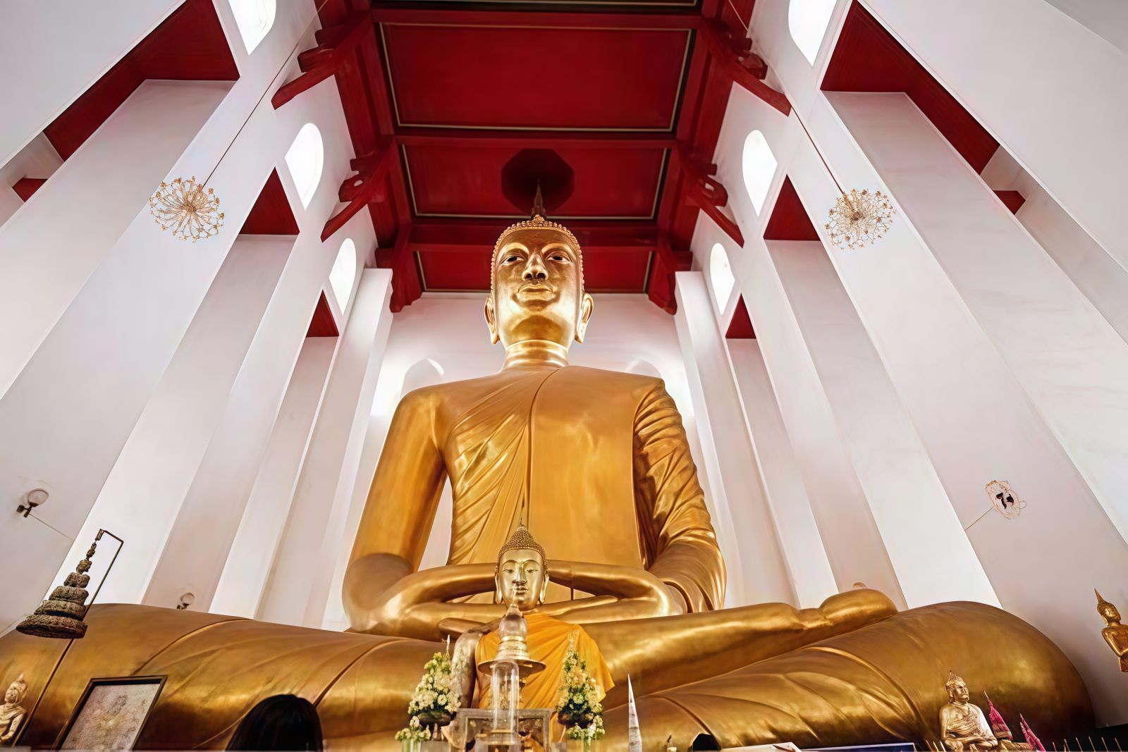 Admirer le Grand Bouddha à Wat Ang Thong Worawihan 