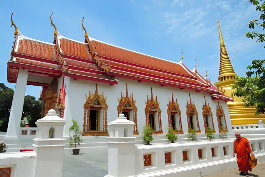 Façade du sanctuaire principal avec toit à étages et décorations bouddhistes