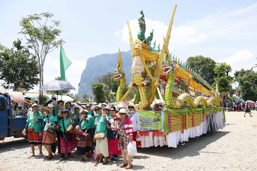 Lancement des fusées traditionnelles lors du festival Boun Bang Fai au Laos célébrant les traditions agricoles