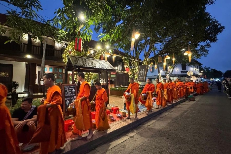 Moines bouddhistes faisant l’aumône à Luang Prabang