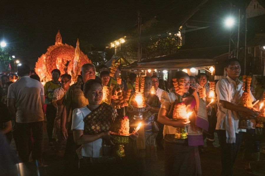 Procession de bateaux de lumière dans les rues pour le Boun Lai Heua Fai