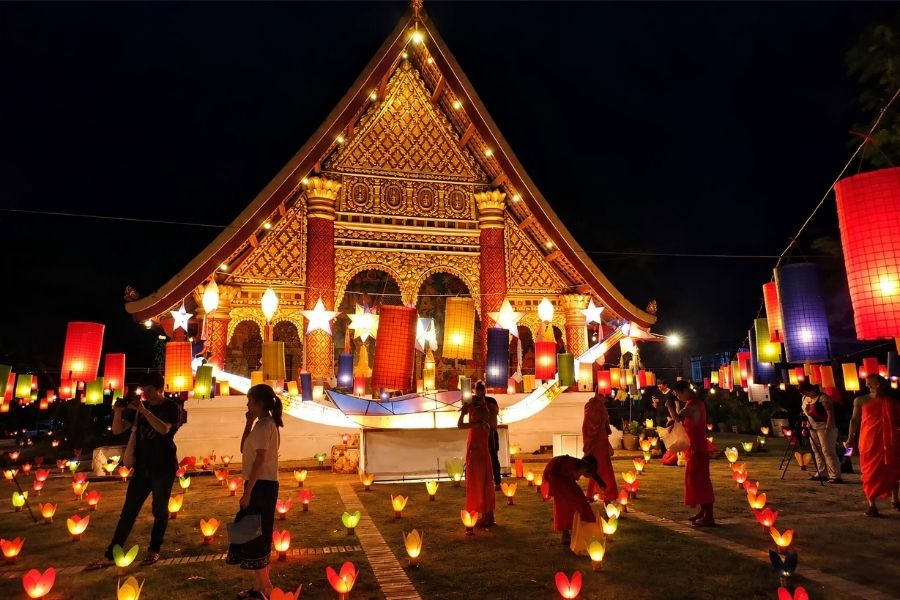 Temple décoré de lanternes pour le festival Boun Lai Heua Fai