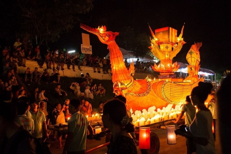 Grand bateau de lumière décoré pour le Boun Lai Heua Fai au Laos
