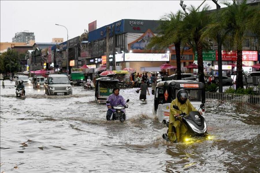 Les inondations entraînent des difficultés de déplacement au Cambodge