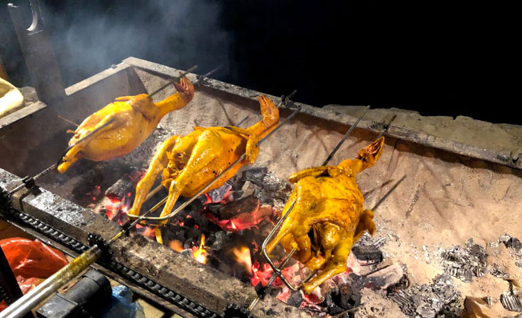 Du poulet grillé sert les touristes venant à Y Ty