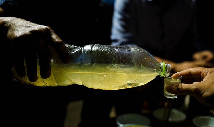 La bière Ha Nhi est fabriquée à partir de levure de riz gluant refroidie, mélangée à de la levure et incubée pendant 15 à 20 jours, puis de l'eau bouillie est versée puis filtrée pour être mise dans une canette pour utilisation.