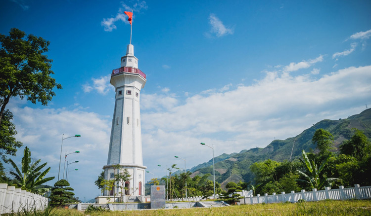 Mât du drapeau de Lung Po - là où le fleuve Rouge se jette dans le Vietnam