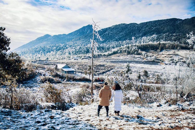 Pays de conte de fées au milieu de la saison des neiges blanches