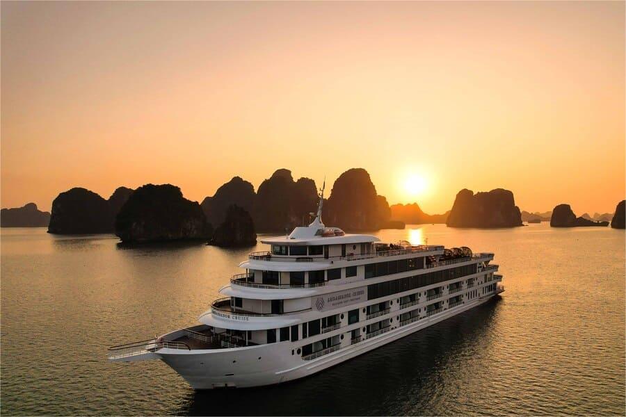 La croisière au coucher du soleil dans la baie d'Ha Long