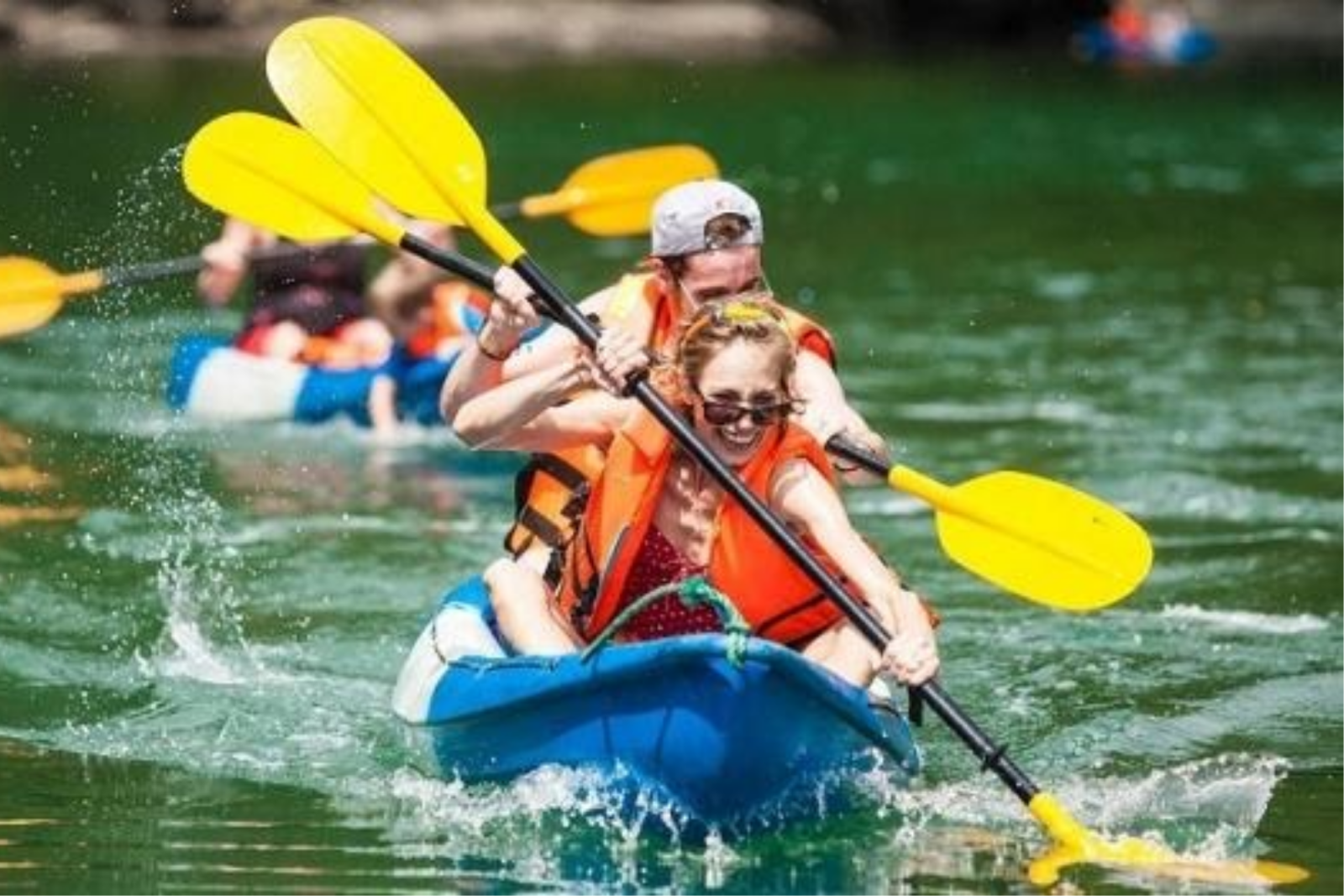 Faire du kayak lors d'une croisière de la baie d'Ha Long