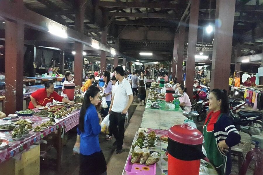 Saveurs authentiques et spécialités laotiennes à découvrir au marché de nuit animé de Luang Namtha
