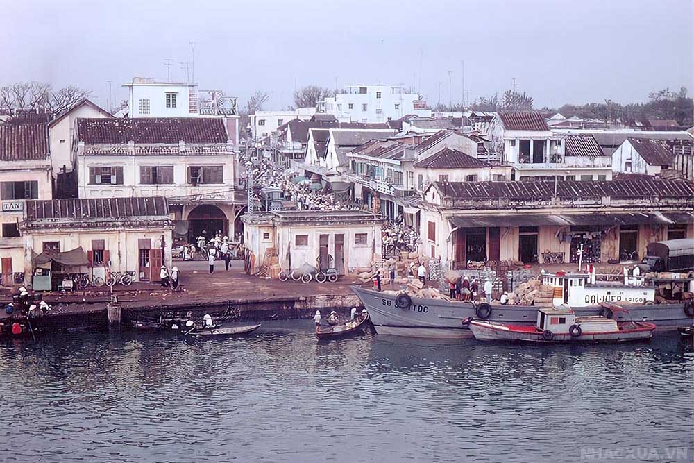 Pendant la période coloniale française, les Français ont changé le nom de cette ville portuaire en Tourane