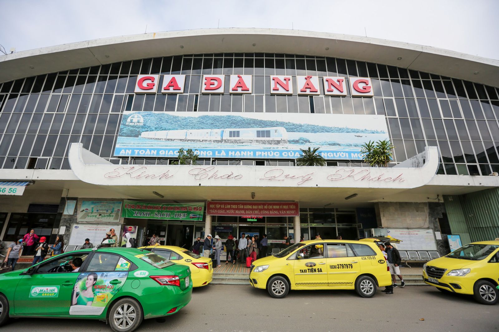 Les taxis est toujours disponible à la gare de Da Nang