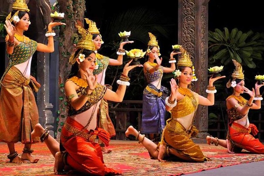 Danseuse Apsara en costume traditionnel exécutant une chorégraphie gracieuse lors d’un spectacle culturel au Cambodge en une semaine