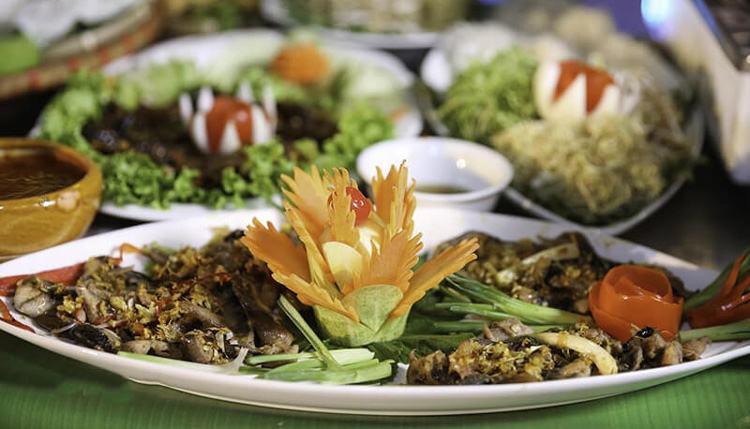 Des plats délicieux sont servis par des restaurants de luxe