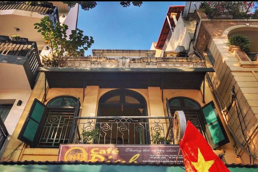 Un délicieux café aux œufs servi chaud dans un café traditionnel vietnamien