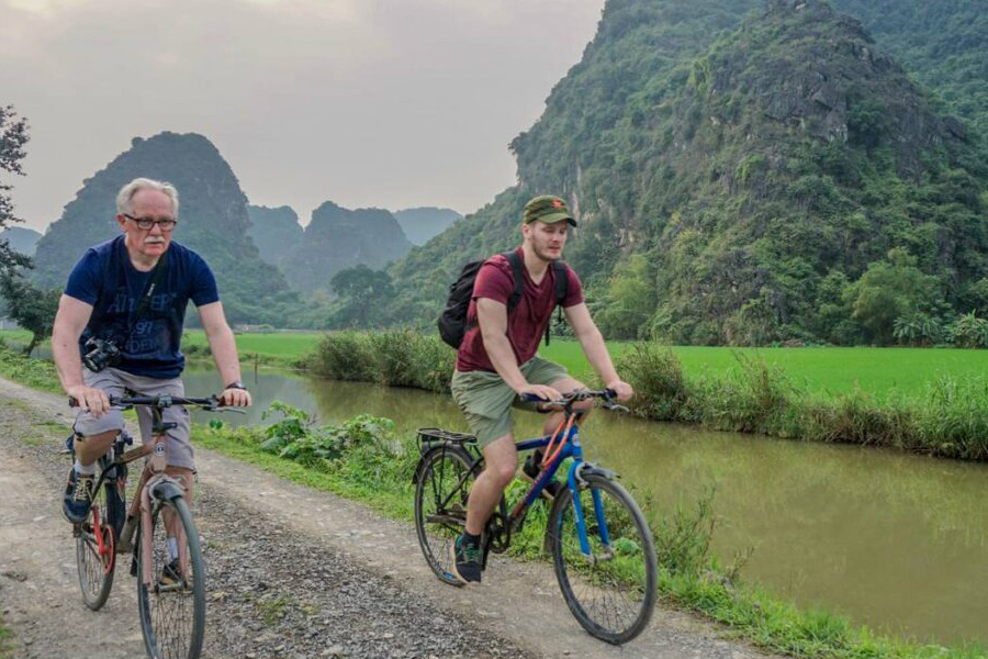 Louer un vélo et se balader entre les rizières dorées autour de Tam Coc est une activité très appréciée