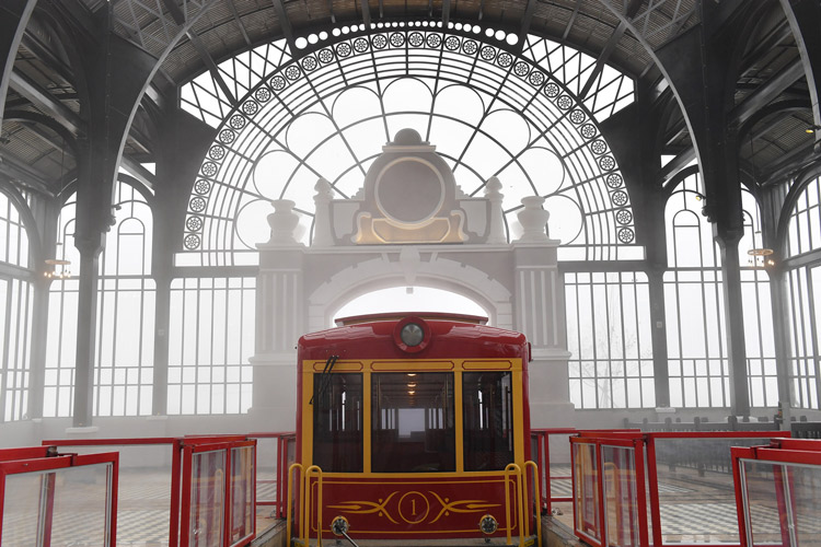 La gare a une belle architecture comme un palais