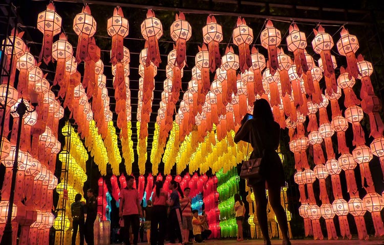 Festival des lanternes de Yi Peng au pont Nawarat