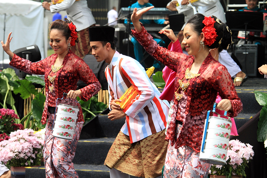 Danser ensemble dans la fête Hari Raya Aidilfitri