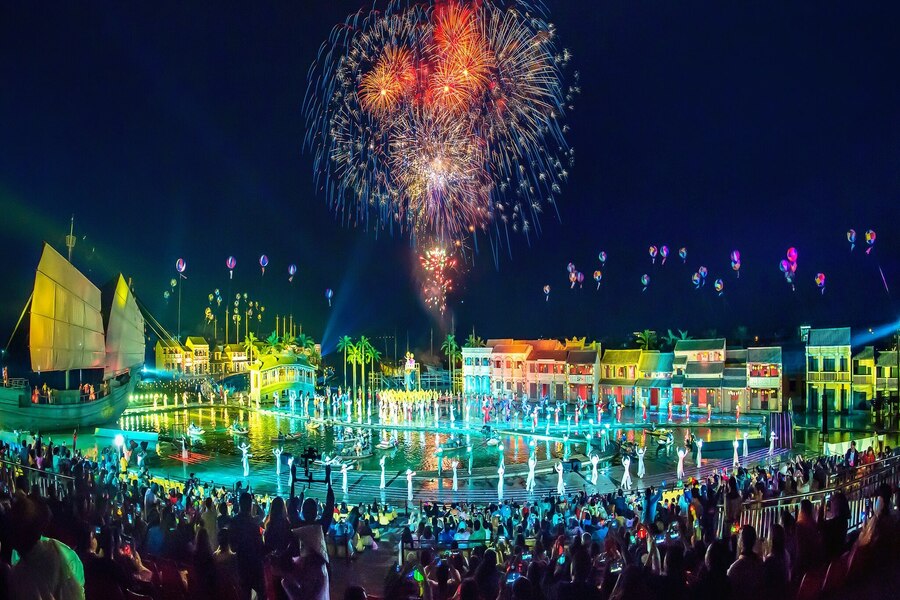 Hoi An Memories Land illuminé la nuit, complexe culturel mettant en scène l’histoire et les traditions vietnamiennes