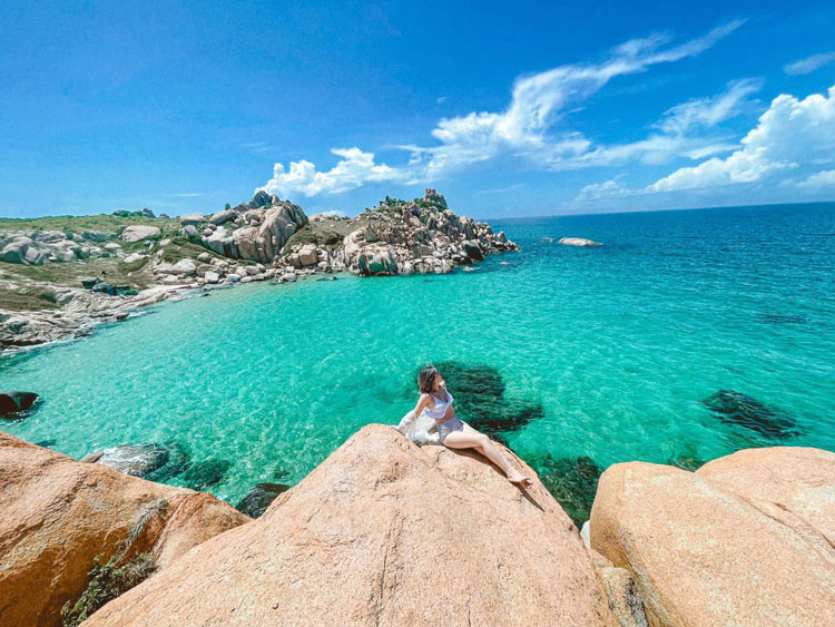 Eau de mer bleu clair à l’ile de Cu Lao Cau