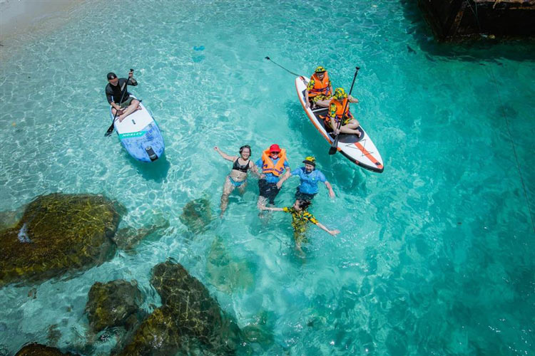 SUP sur l'eau claire de la mer