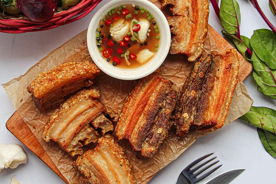 "Bagnet", du porc croustillant frit, souvent servi avec une sauce de vinaigre épicée