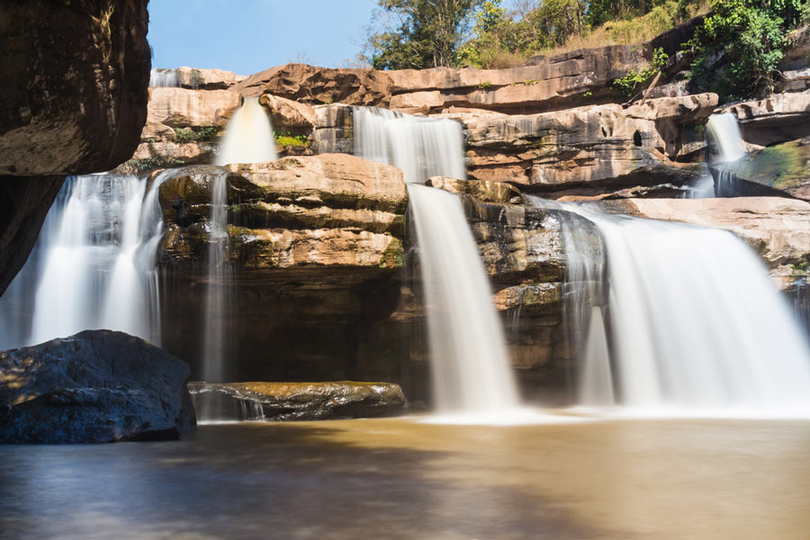 Il y a beaucoup de belles cascades dans le parc national de Khlong Tron