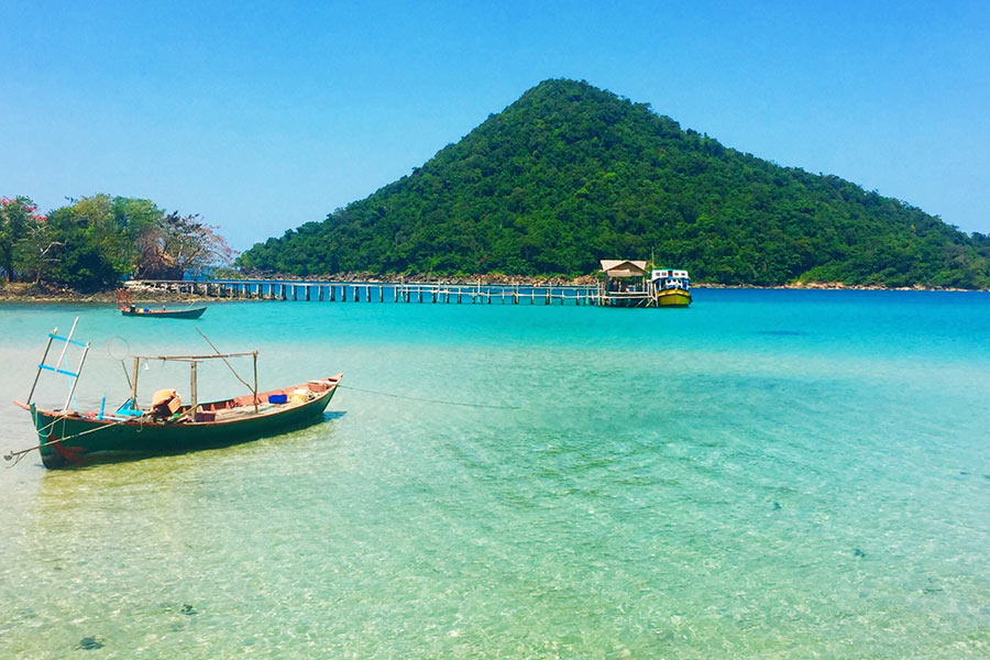 Beauté paisible de la plage de Kep, à seulement 20 km du Vietnam