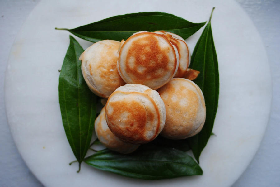 Khao Nom Kok est un dessert incontournable de la cuisine laotienne