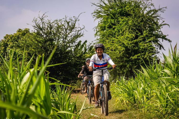 L'exploration à vélo à Koh Trong offre une expérience immersive unique