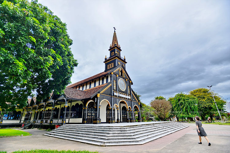 Église en bois de Kon Tum