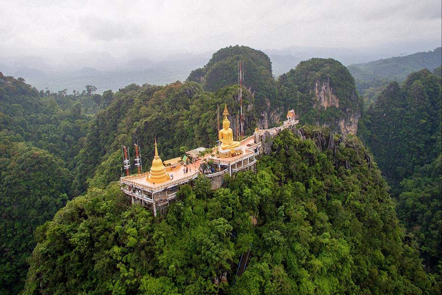 Vue panoramique spectaculaire sur les environs depuis le temple de Wat Tham Suea