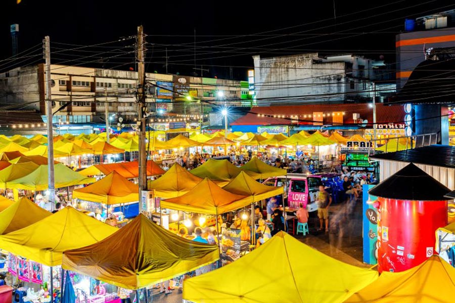 Ambiance locale en explorant le marché à Krabi