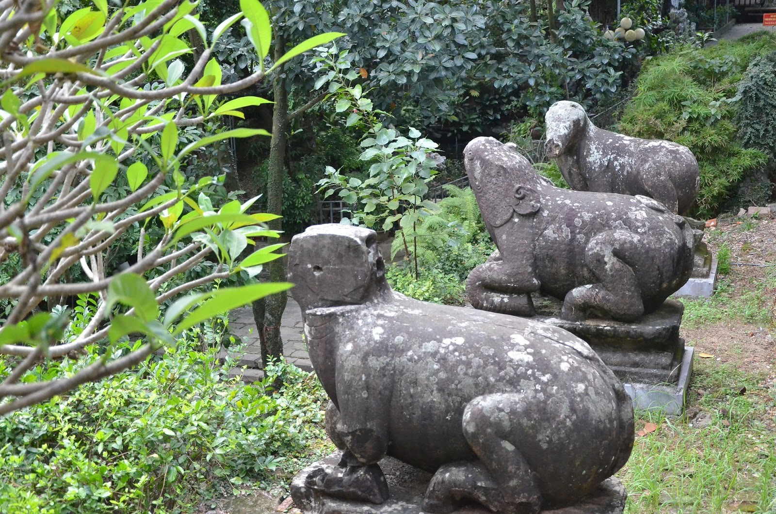 Statue de mascottes sculptées en pierre exquise à la pagode Phat Tich