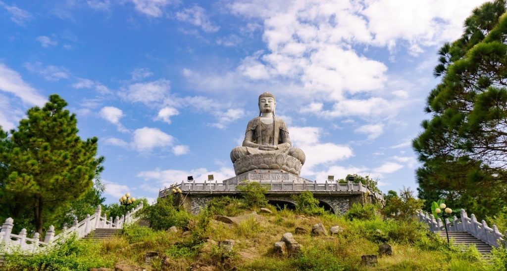 Statue du Bouddha Amitabha - une des plus grandes statues de pierre d'Asie du Sud-Est