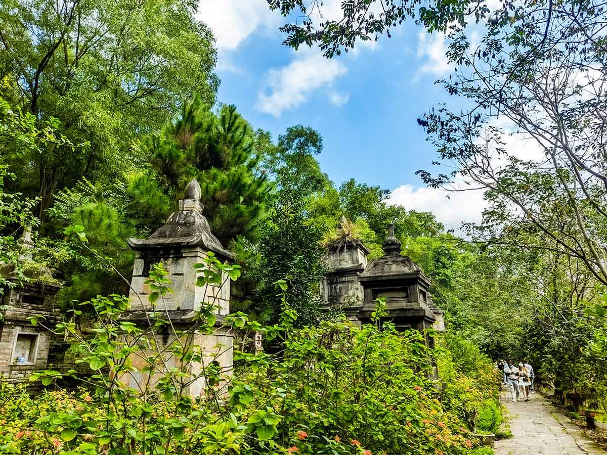 Le jardin de la tour de la pagode Phat Tich