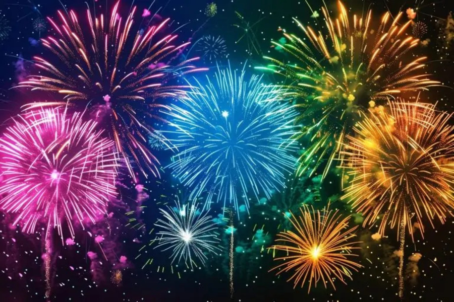 Les rooftops d’hôtels et les restaurants en bord de mer offrent une vue panoramique unique sur le festival de feux d’artifice de Pattaya.