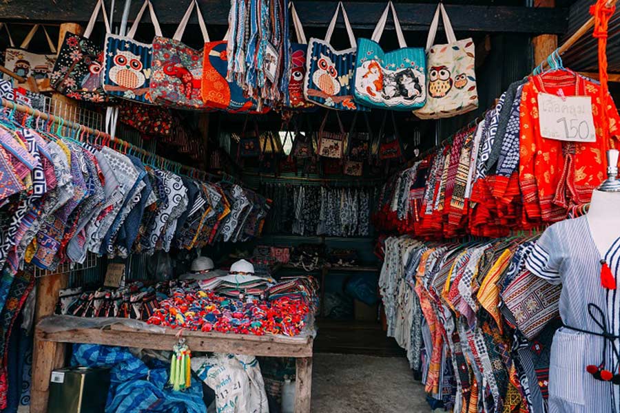 Stands d'artisanat dans la rue piétonne Pai à Mae Hong Son