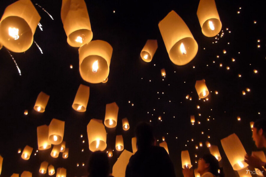 Des centaines de lanternes s’envolent ensemble dans le ciel nocturne à Mae Jo University, un moment emblématique du festival Yi Peng