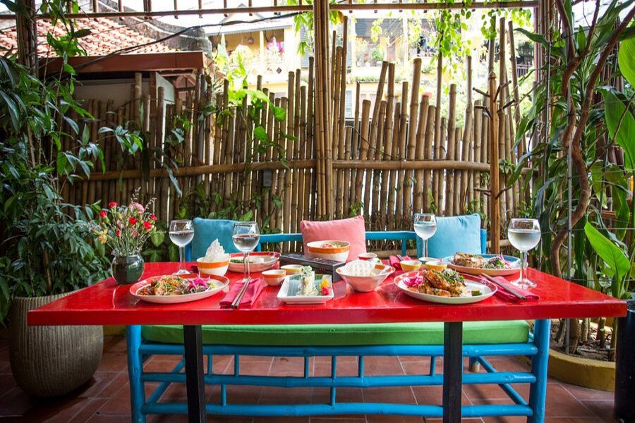 Table élégante au Mango Mango, restaurant de cuisine fusion réputé à Hoi An