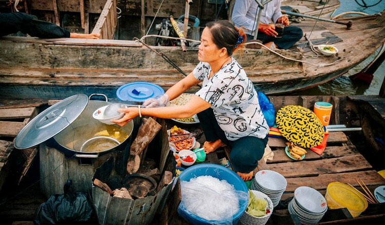 Dégustez une cuisine en flottant sur la rivière