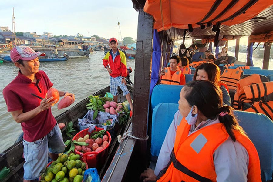 Découverte de la culture fluviale au marché flottant de Cai Be